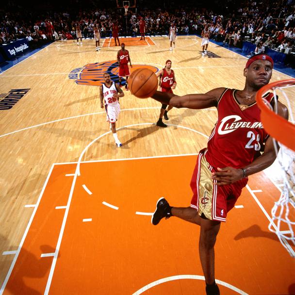 LeBron galleggia in aria per inchiodare il canestro:  il 14 aprile 2004 e il match  tra Cavs e New York Knicks, al Madison Square Garden. (Nbae/Getty)